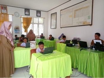 FOTO FOTO KEGIATAN DI SEKOLAH